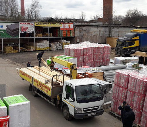 Пять тонн стройматериалов доставили в токмак. Перевозка досок. Стройматериал привезут. Стройматериал привезут. Транспортировка кирпича.